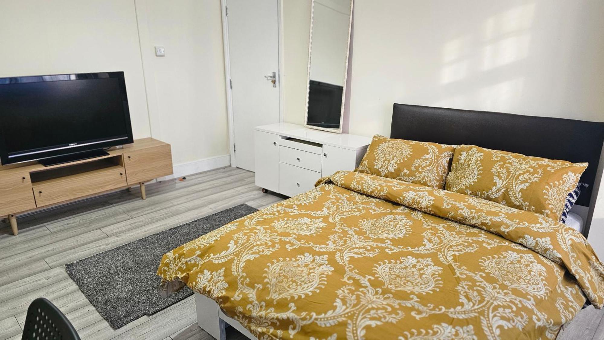 Bright & Modern Double In East * London